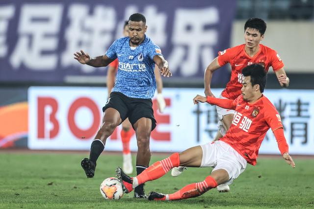仅两位球员：生涯场均1.5抢断与1.5盖帽